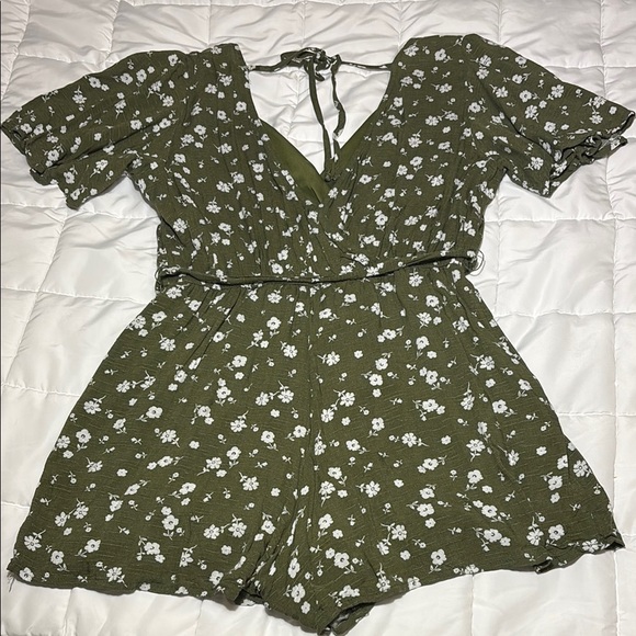 Francesca’s Mi Ami Olive Floral Print Flowy Sleeve Romper - Picture 7 of 10